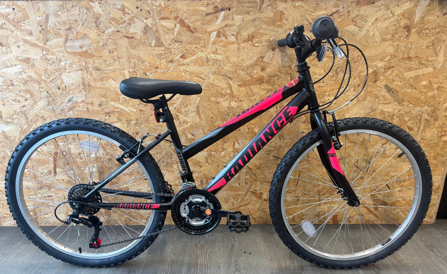 24" Ignite Radience Black/pink